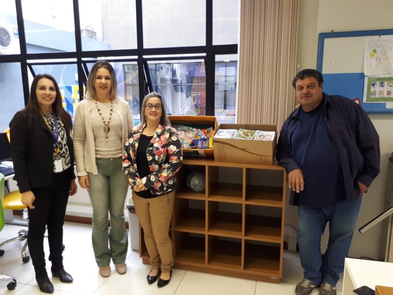 primeira-dama-recebe-materiais-escolares-arrecadados-em-campanha