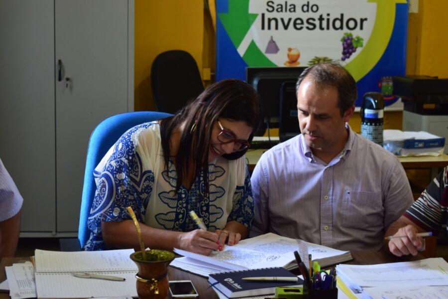 mari-machado-transmite-cargo-de-prefeita-para-o-presidente-da-camara