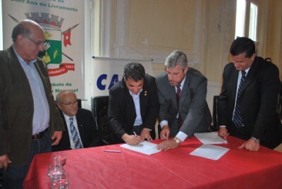 prefeitura-e-caixa-federal-assinam-contratos-para-construcao-de-218-casas-asfaltamento-calcadas-e-compra-de-caminhoes