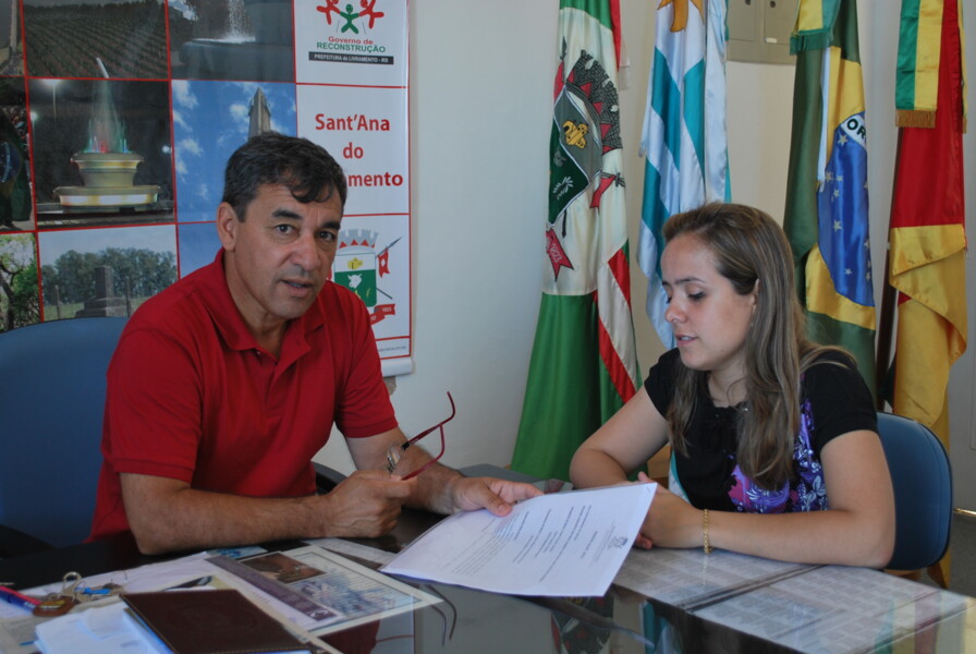 prefeito-recebe-relatorio-anual-do-setor-juridico-da-secretaria-de-assistencia-e-inclusao-social