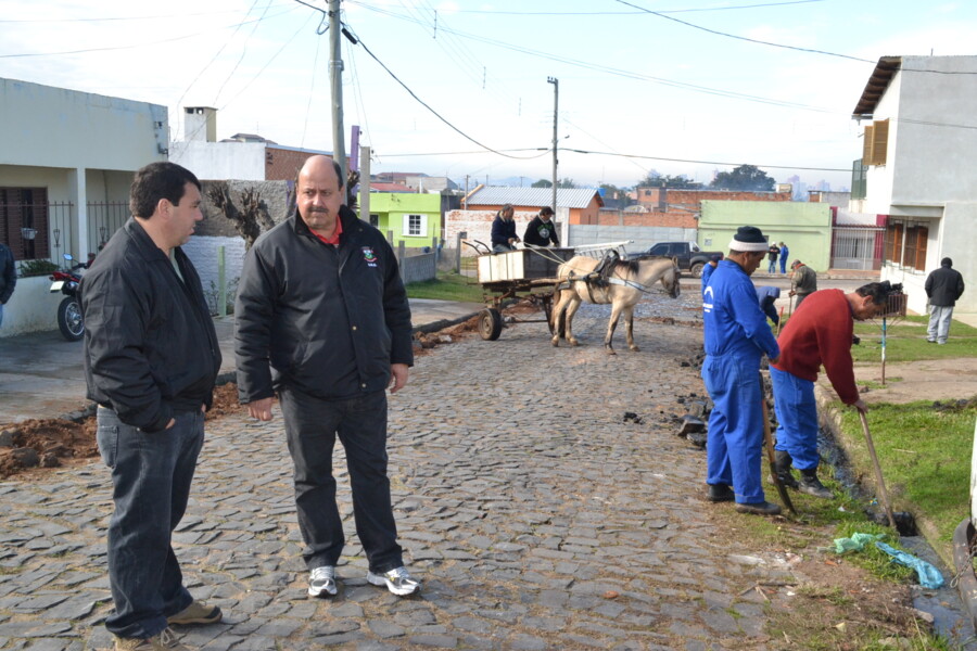 secretaria-de-obras-realiza-trabalho-de-tubulacao
