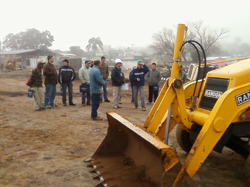 servidores-recebem-curso-de-operador-de-retroescavadeira