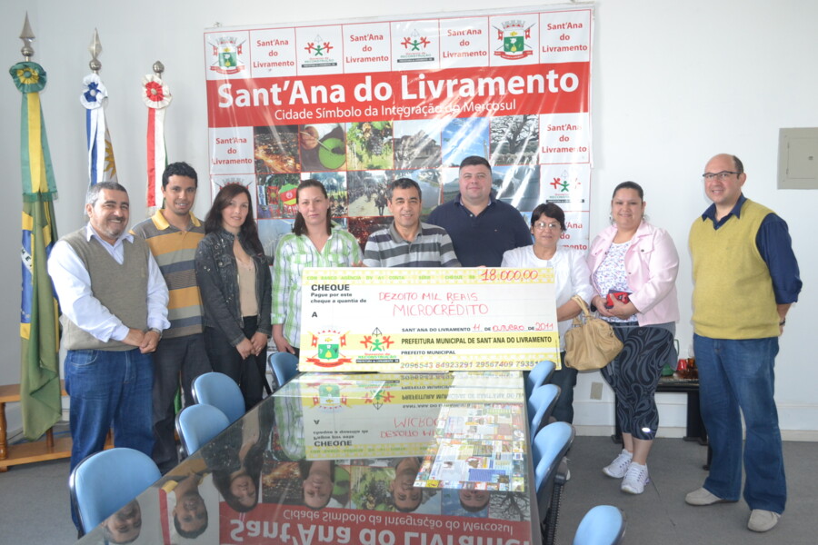 prefeito-entrega-verba-de-programa-de-microcredito-para-beneficiados