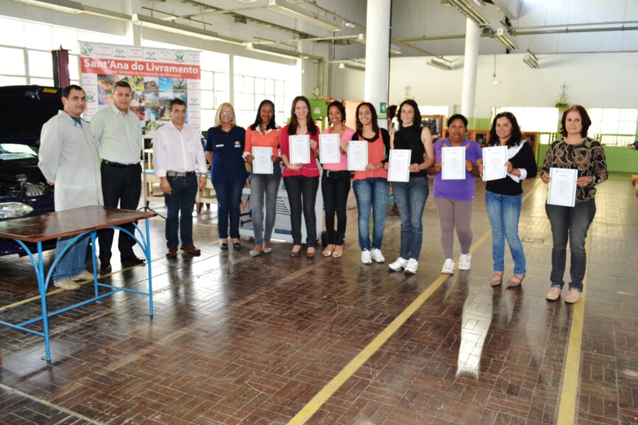 prefeito-entrega-certificado-a-primeira-turma-feminina-do-curso-de-mecanica
