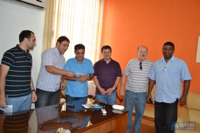 prefeito-entrega-projetos-e-faz-convite-aos-vereadores