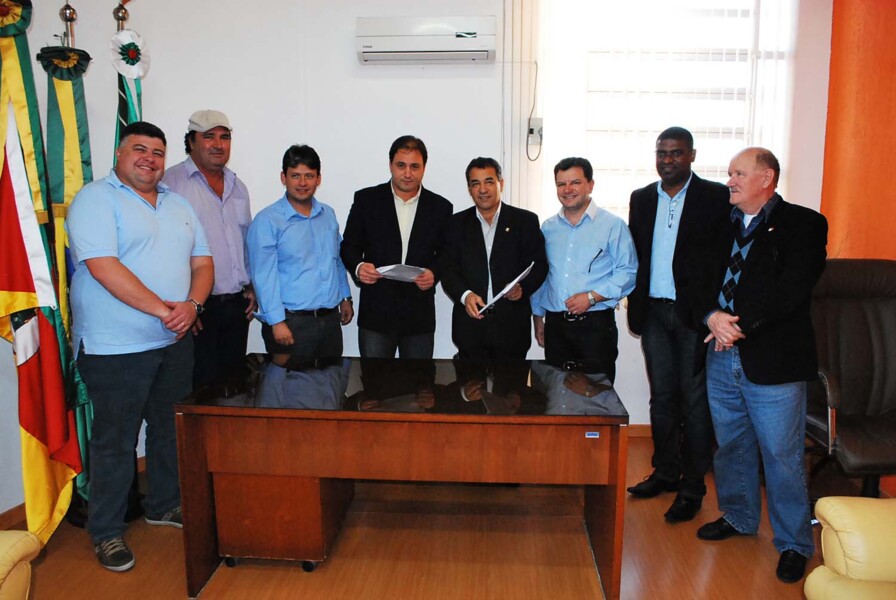 prefeito-entrega-projeto-de-lei-na-camara-para-criacao-de-novos-cargos-municipais