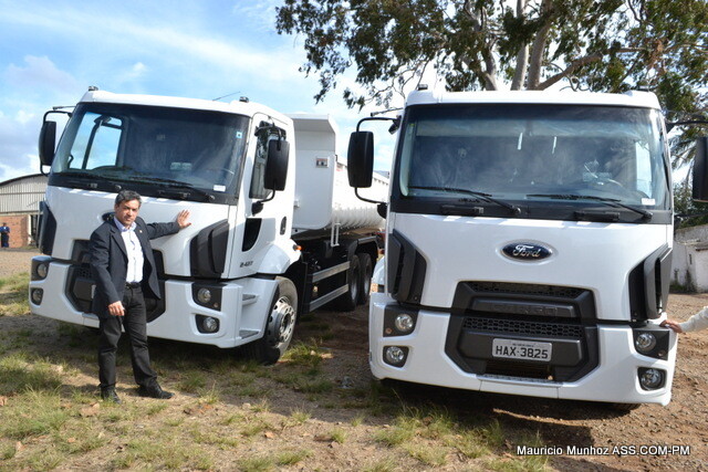 prefeitura-recebe-dois-caminhaes-da-cheia-de-2009