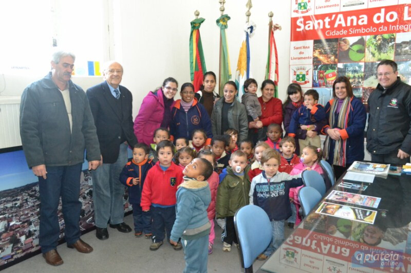 gornatti-recebe-alunos-da-emi-fofolete