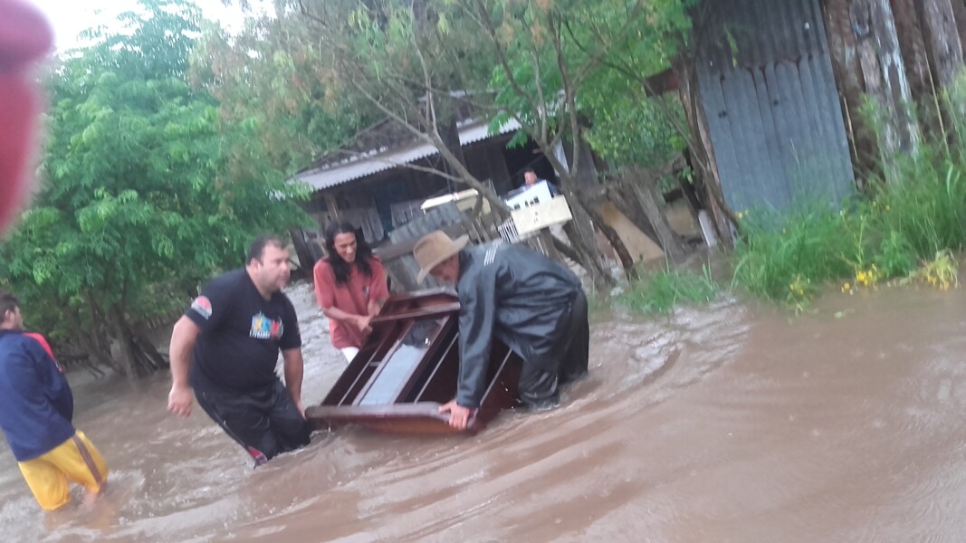 prefeitura-mobiliza-equipes-para-atendimento-aos-atingidos-pela-enxurrada