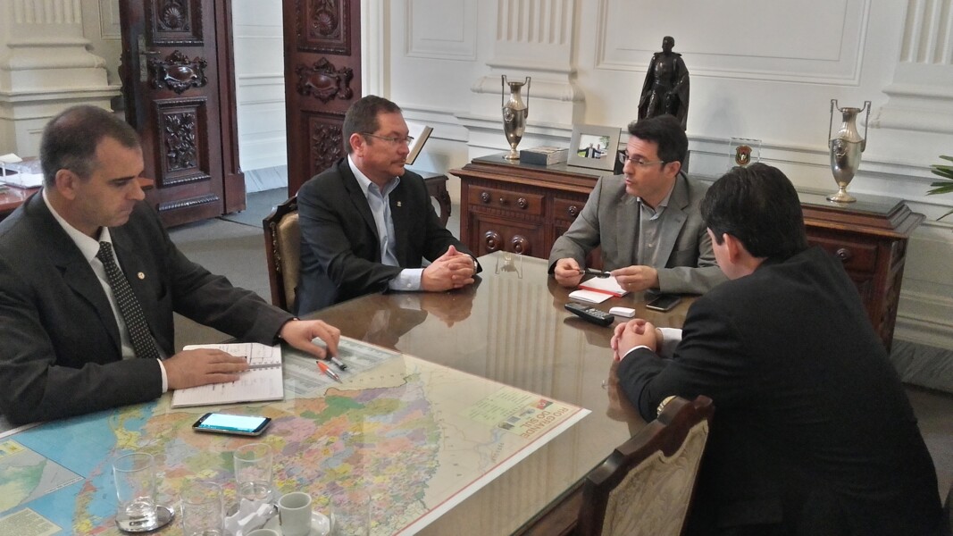 glauber-e-edu-reunem-com-defesa-civil-do-estado-e-solicitam-doacoes-para-familias-atingidas-pela-chuva