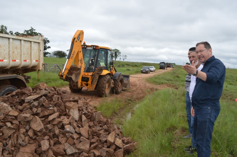 prefeito-vistoria-recuperacao-de-rota-de-desvio-da-br-158