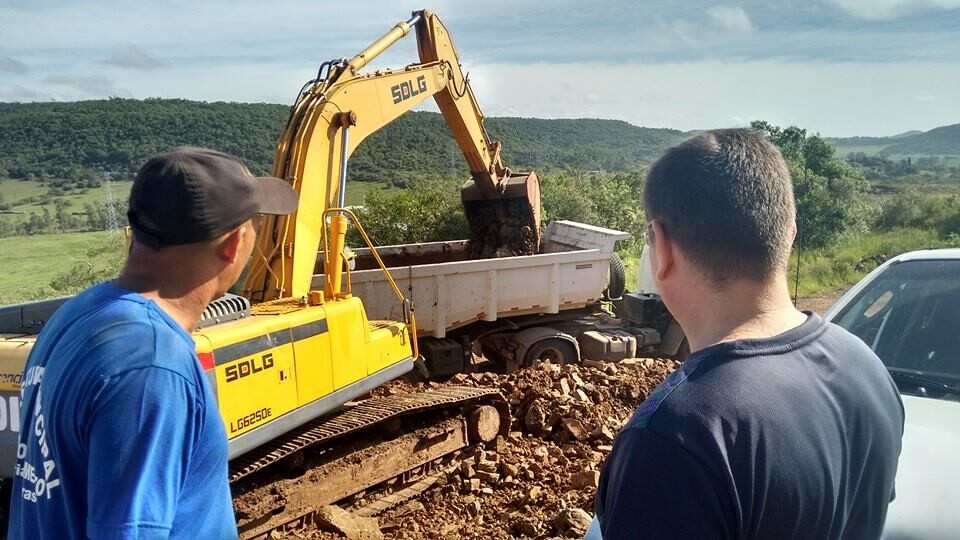 glauber-lima-acompana-retirada-de-material-da-balastreira-da-chacara-da-prefeitura