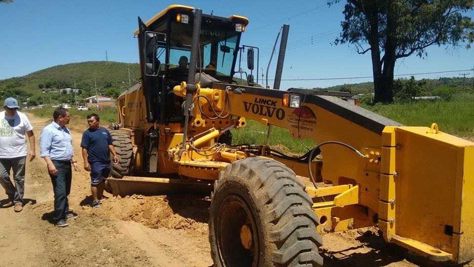 prefeito-acompanha-patrolamento-na-vila-elfia