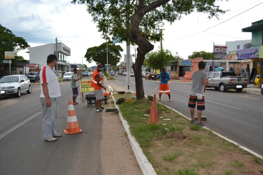 prefeitura-realiza-limpeza-na-av-joao-b-goulart