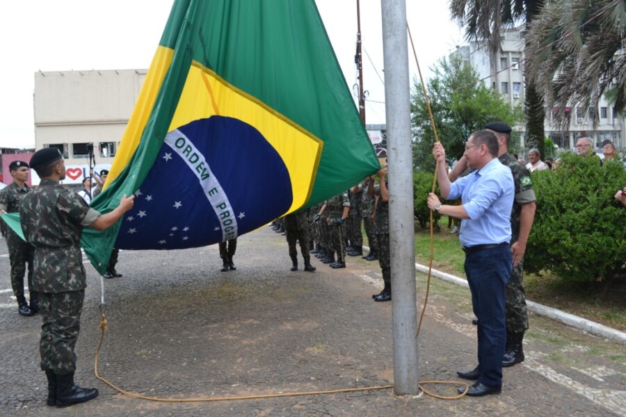 prefeitura-e-intendencia-realizam-troca-de-bandeiras