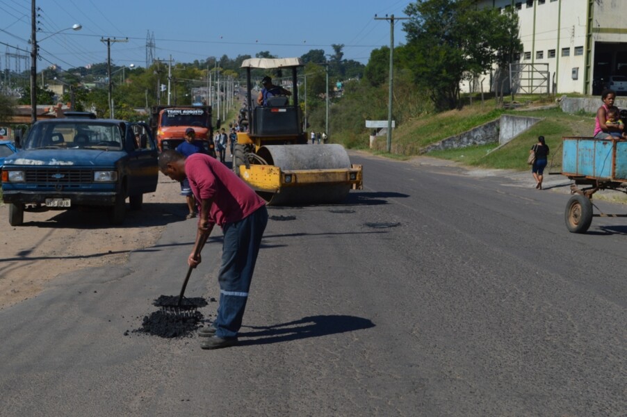secretaria-de-obras-realiza-operacao-tapa-buraco-no-prado
