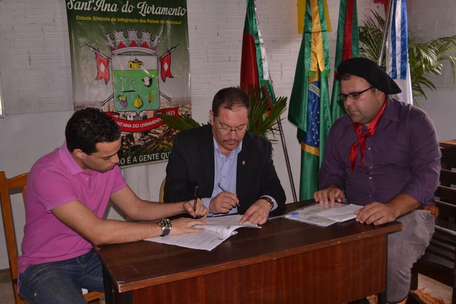 prefeito-instala-gabinete-na-chacara-da-prefeitura-em-homenagem-a-34-campereada-internacional-e-assina-contratos-importantes