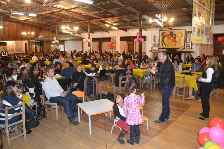 prefeito-participa-de-festa-da-emei-favo-de-mel-e-anuncia-para-junho-inicio-da-construcao-de-duas-novas-salas-de-aula-no-educandario