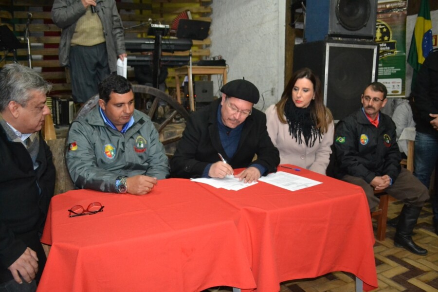 glauber-lima-assina-convenio-junto-ao-grupo-santanense-de-cavalgadas-em-apoio-a-busca-da-centelha-da-chama-crioula