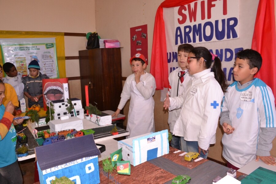 feira-das-ciencias-na-emef-professor-dias-e-marcada-pela-diversidade