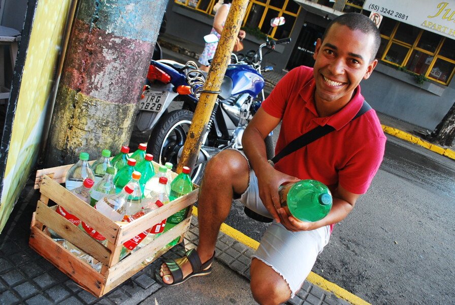 empreendedor-promove-iniciativa-no-terminal-de-onibus-na-manha-desta-quinta-feira-02-o-secretario-municipal-de-cultu