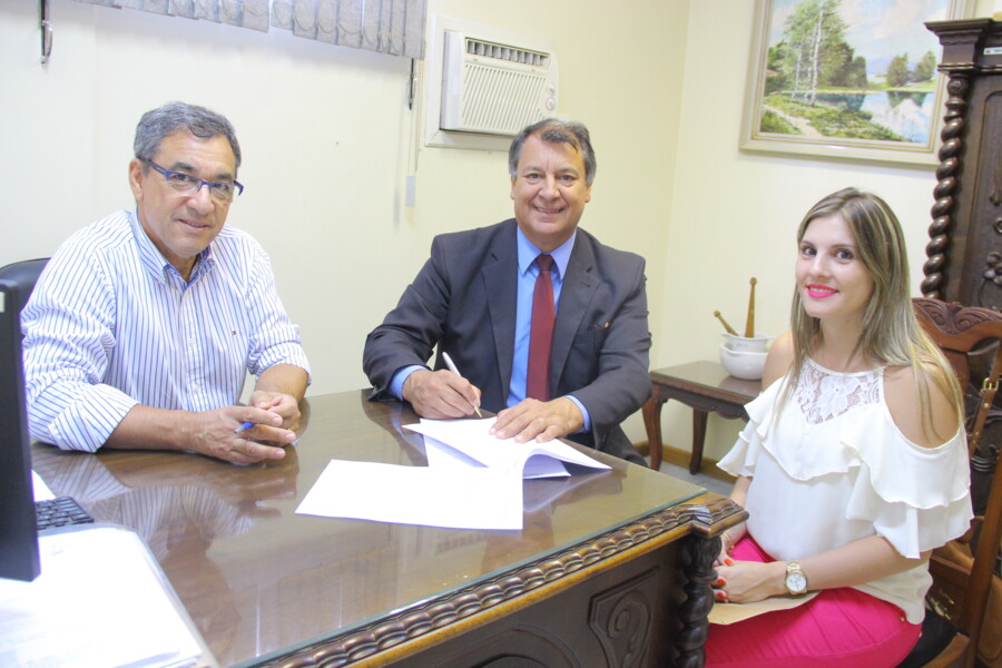prefeito-e-diretor-administrativo-da-santa-casa-assinam-convenio-de-antecipacao-de-credito-do-ipe
