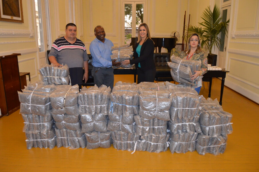 primeira-dama-recebe-doacao-de-cobertores