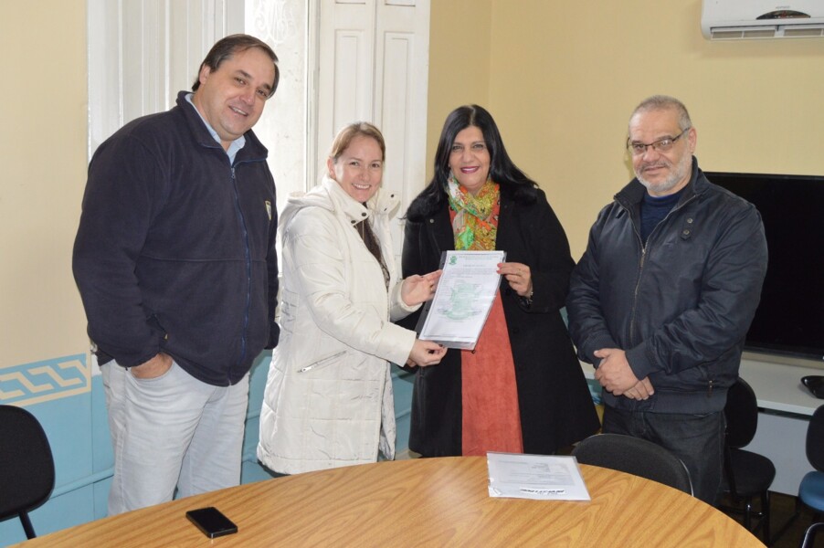 vice-prefeita-realiza-entrega-de-alvara-para-novo-empreendimento-no-municipio