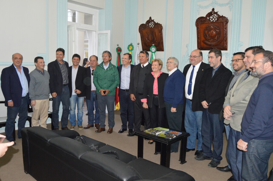 em-prol-do-desenvolvimento-da-fronteira-prefeito-recebe-senadora-ana-amelia-lemos-e-deputado-estadual-frederico-antunes