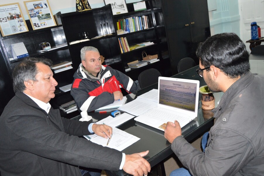 executivo-analisa-projeto-de-gestao-financeira-para-pequenos-produtores