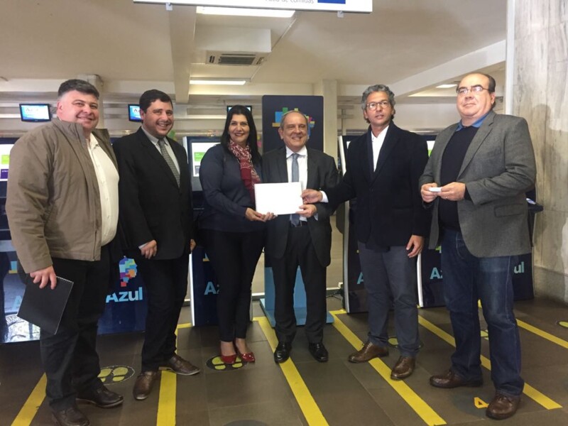 vice-prefeita-faz-a-entrega-da-pesquisa-de-interesse-pelo-transporte-aereo-ao-presidente-da-empresa-azul