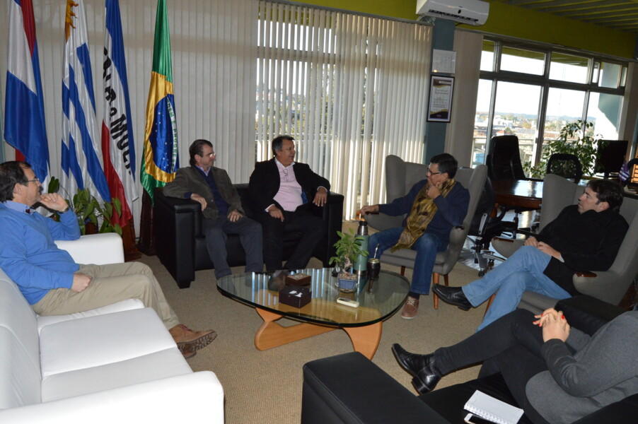 prefeito-participa-de-reuniao-na-intendencia