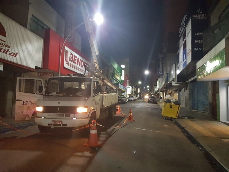 comeca-a-instalacao-da-nova-iluminacao-na-rua-dos-andradas