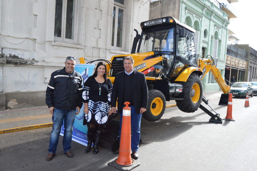 dae-adquire-nova-retroescavadeira