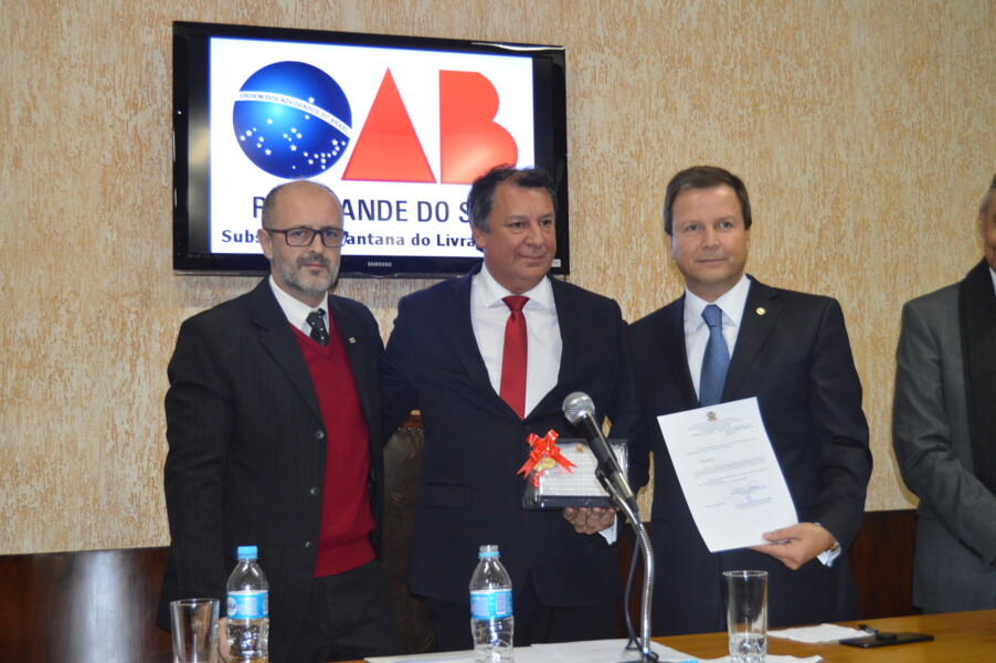 em-solenidade-prefeito-homenageia-presidente-do-conselho-federal-da-oab