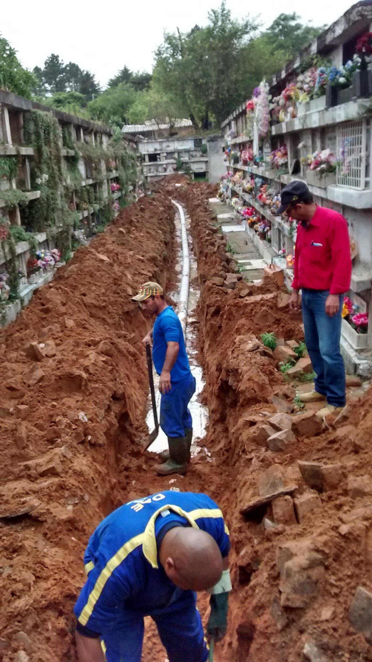 dae-instala-50-metros-de-rede-de-esgoto-no-cemiterio-municipal