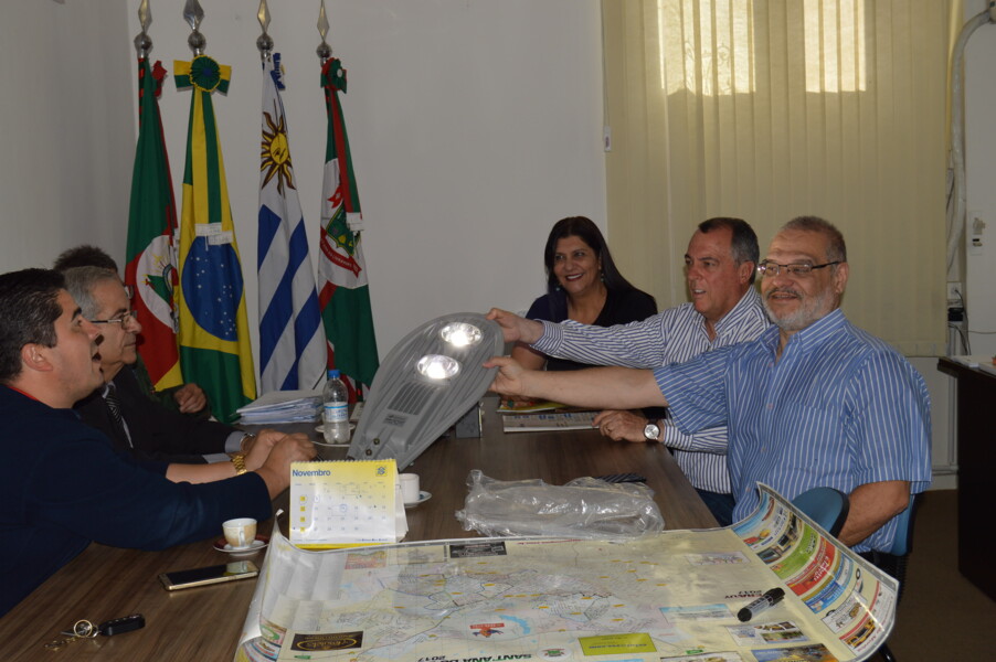 empresarios-apresentam-placa-e-lampada-led-que-fara-nova-iluminacao-do-centro