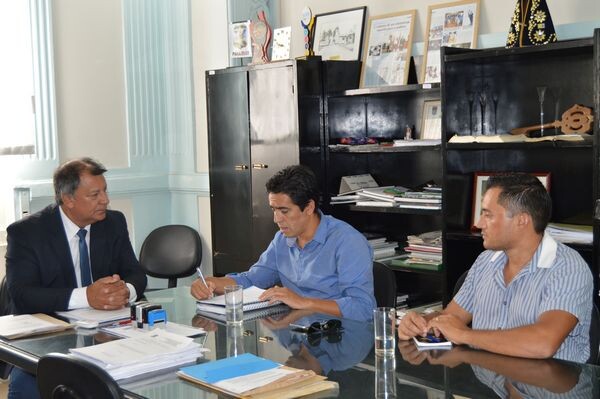 infraestrutura-e-habitacao-sao-pautas-de-encontro-entre-prefeito-e-vereador-leandro-ferreira