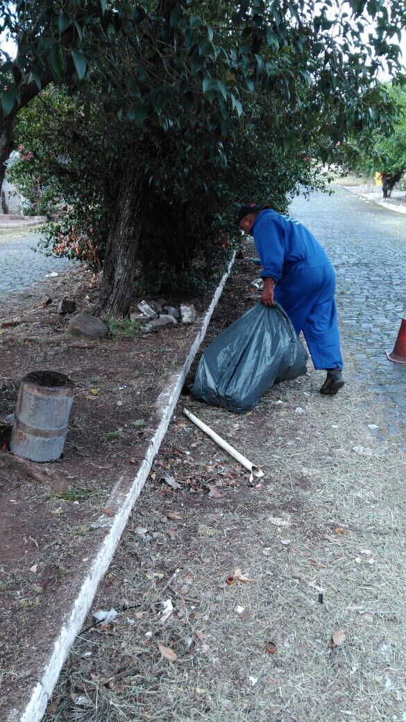servicos-urbanos-realiza-limpeza-na-avenida-24-de-maio