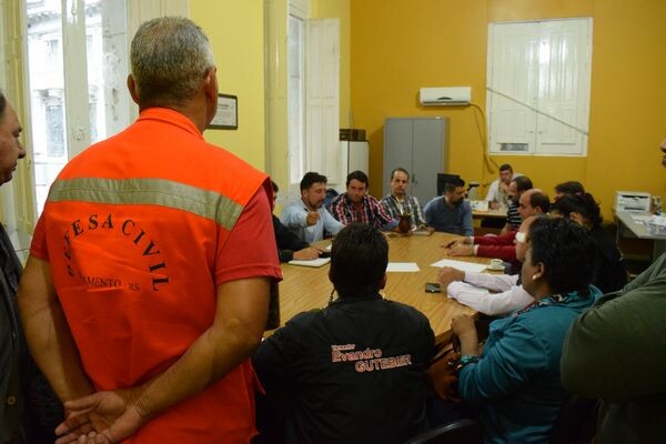 na-prefeitura-grupos-dividem-se-para-auxiliar-bairros-mais-atingidos-pelas-chuvas