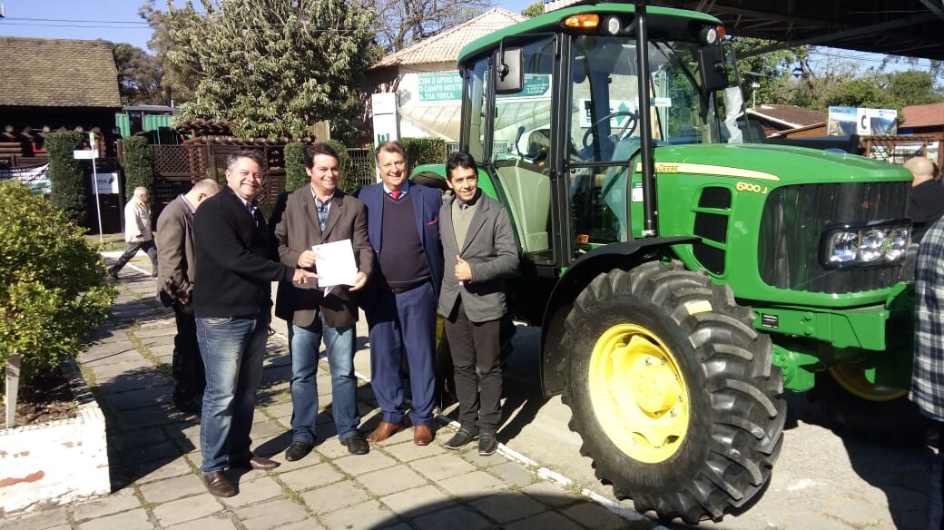municipio-recebe-novo-maquinario-agricola
