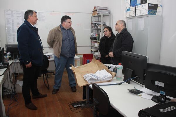 prefeito-acompanha-servicos-prestados-na-secretaria-de-saude