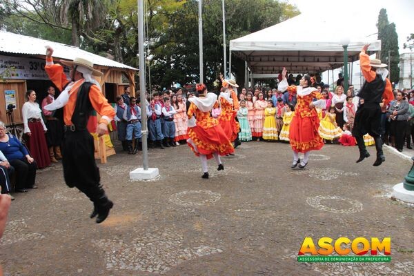 domingo-foi-dia-de-encontro-de-invernadas-na-praca