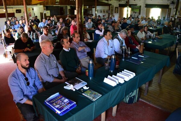 i-charla-binacional-de-pecuaria-em-campo-natural-movimenta-programacao-da-80-expofeira