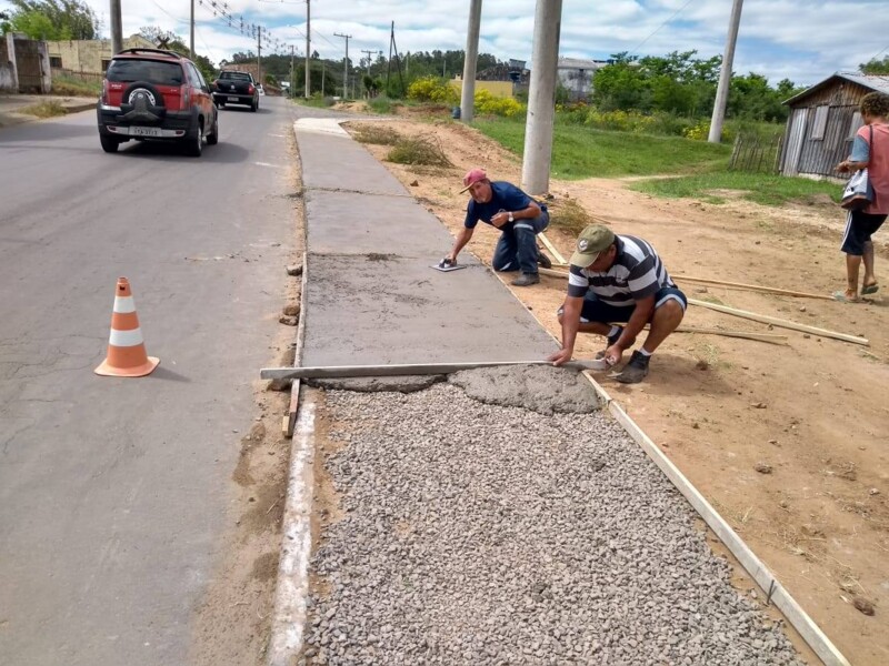 secretaria-de-obras-inicia-construcao-de-calcada-em-frente-ao-caic