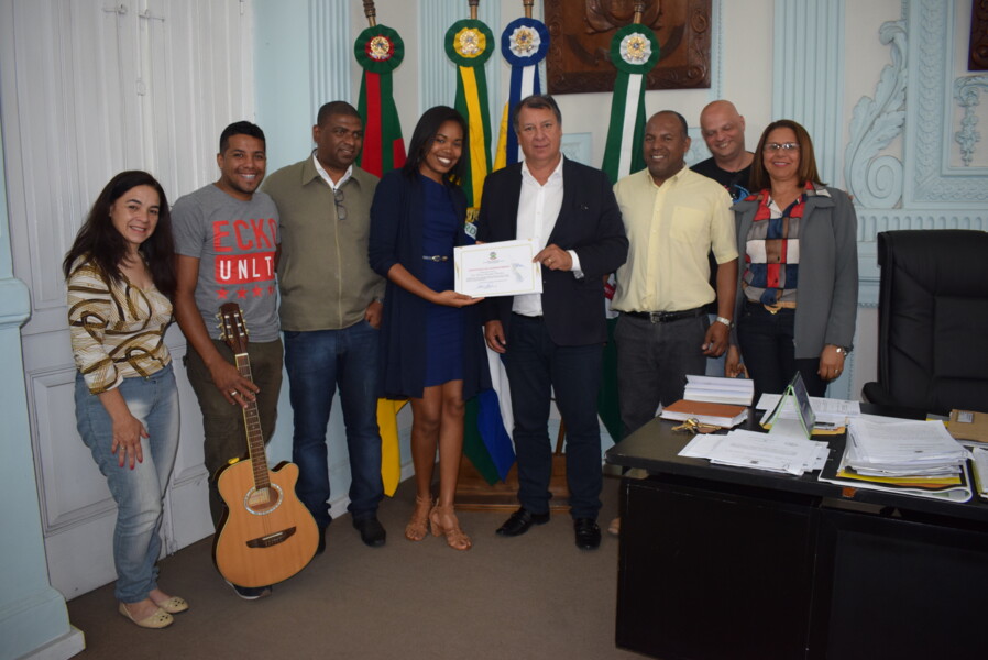 medica-cubana-recebe-certificado-de-agradecimento-na-prefeitura