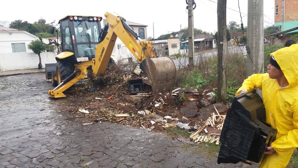 lixo-jogado-nas-ruas-atrapalha-escoamento-da-agua-e-causa-alagamentos